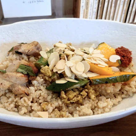 【逗子】トッピング56通り!香りと会話が広がる「ハーブカレーカフェ88」の優しい時間